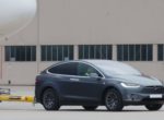 Кроссовер Tesla стал буксиром самолетов